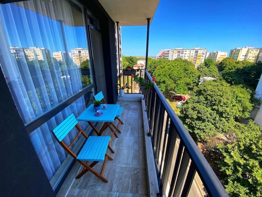 Sky + Free Garage Apartment